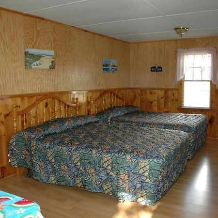 Channel Waterfront Cottages Вейрс-Бич Номер фото