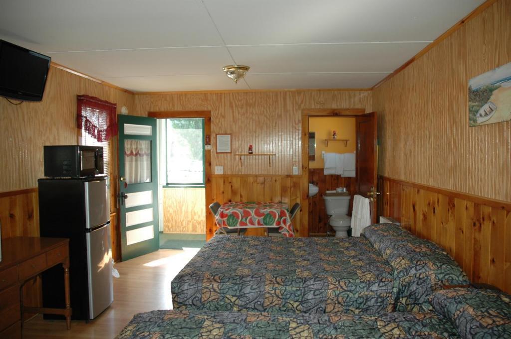 Channel Waterfront Cottages Вейрс-Бич Номер фото