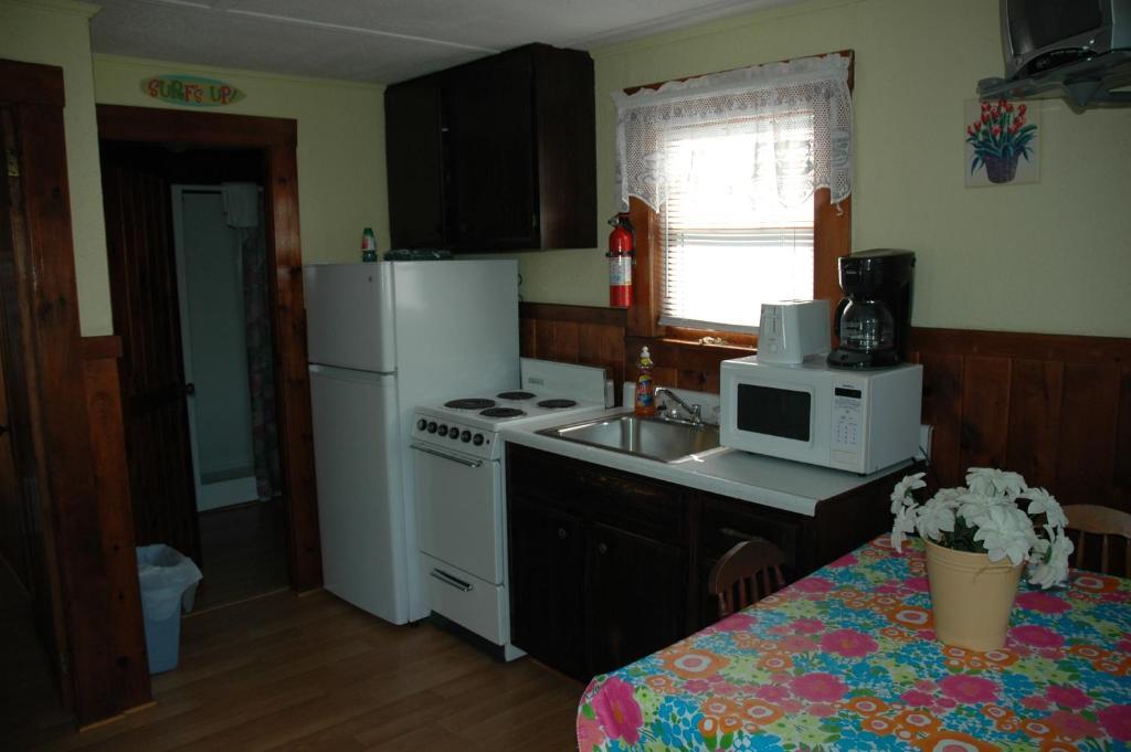 Channel Waterfront Cottages Вейрс-Бич Номер фото