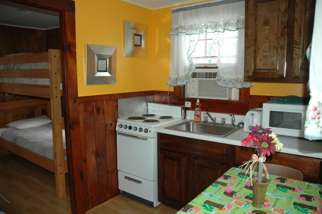 Channel Waterfront Cottages Вейрс-Бич Номер фото