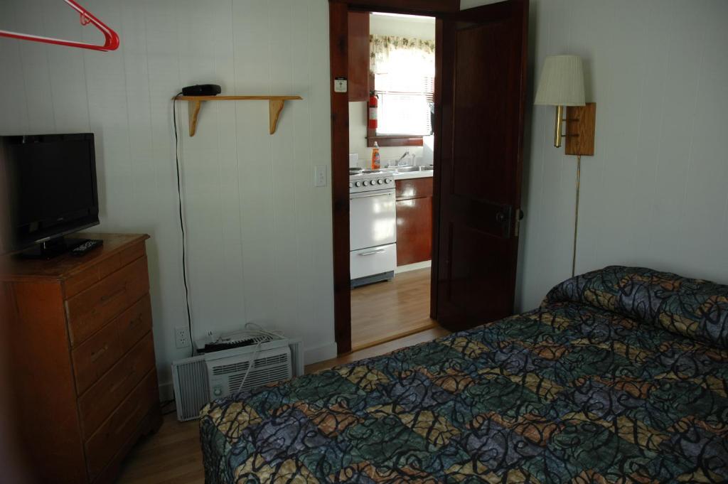 Channel Waterfront Cottages Вейрс-Бич Номер фото