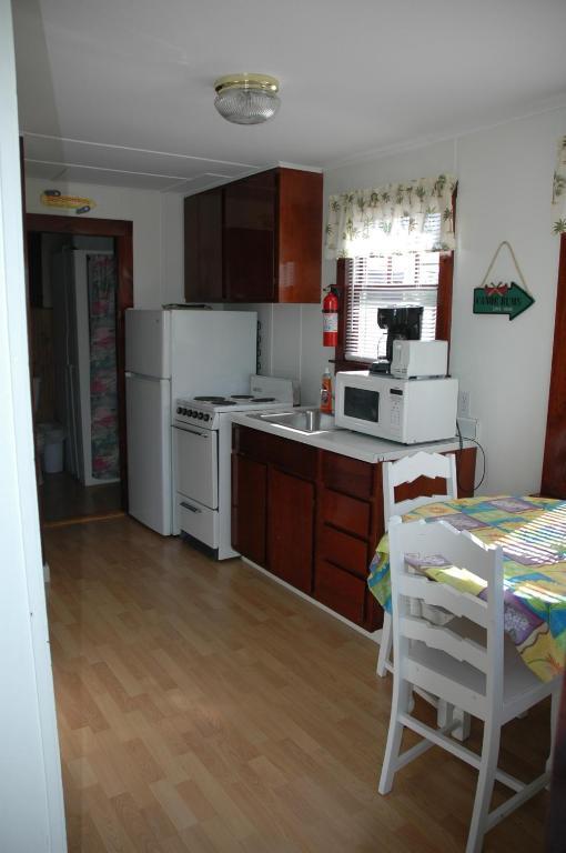 Channel Waterfront Cottages Вейрс-Бич Номер фото