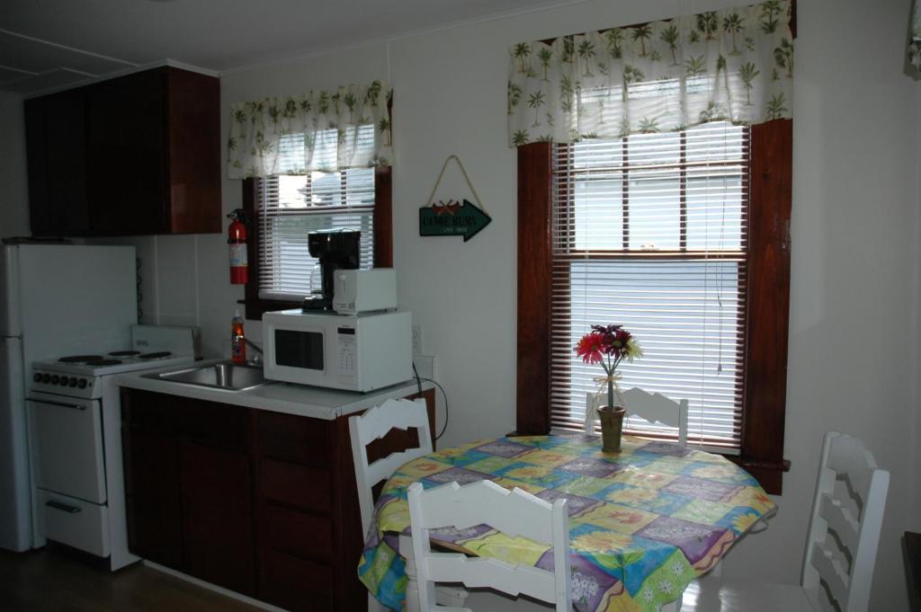 Channel Waterfront Cottages Вейрс-Бич Номер фото