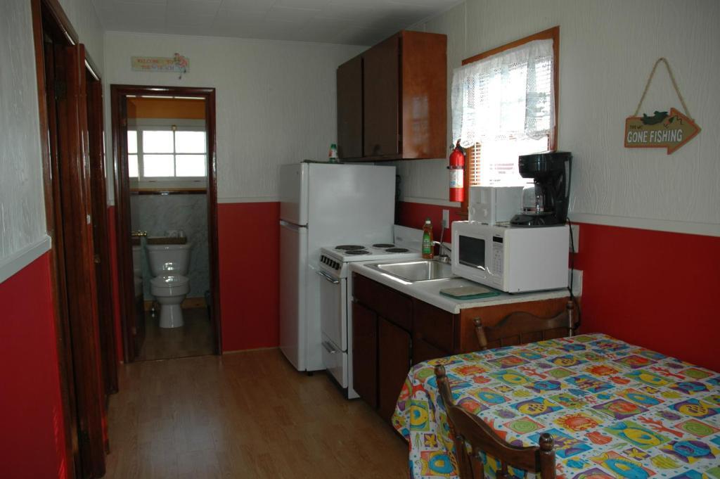 Channel Waterfront Cottages Вейрс-Бич Номер фото