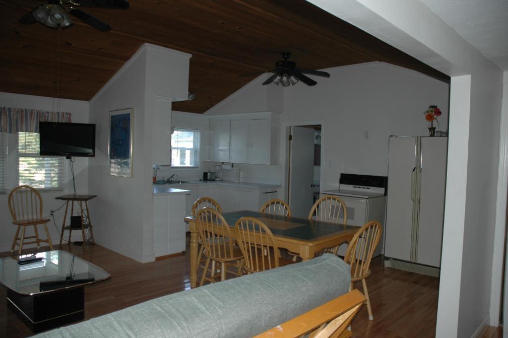 Channel Waterfront Cottages Вейрс-Бич Номер фото