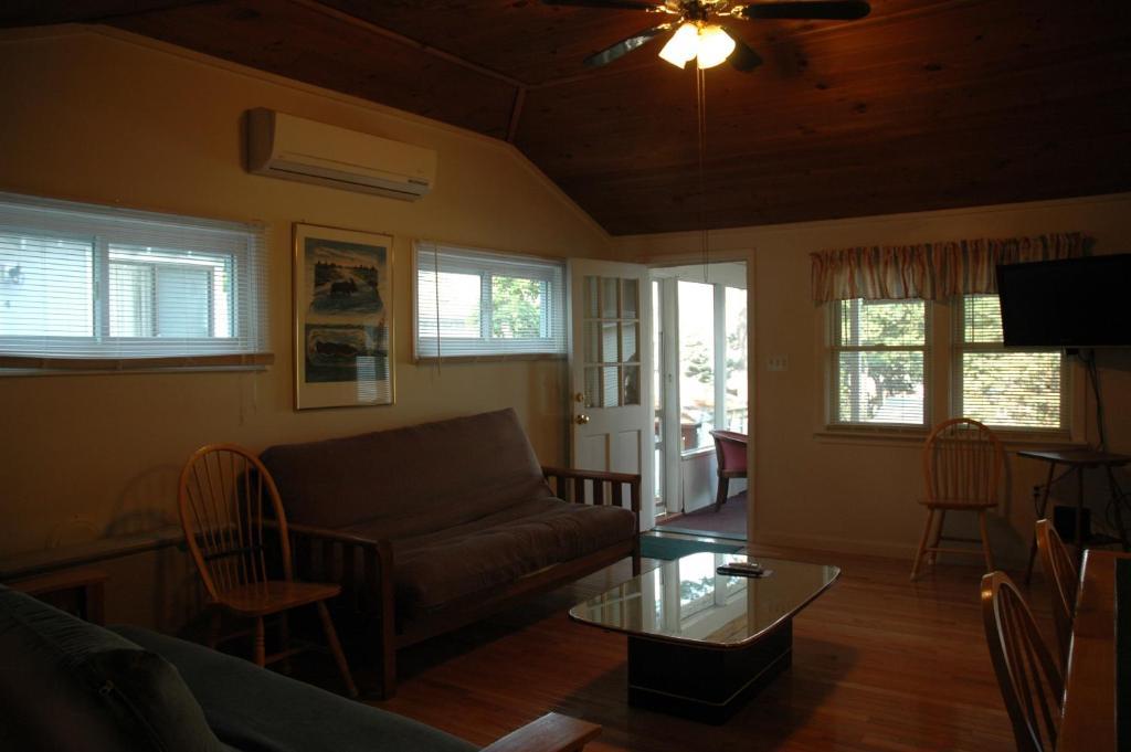 Channel Waterfront Cottages Вейрс-Бич Номер фото