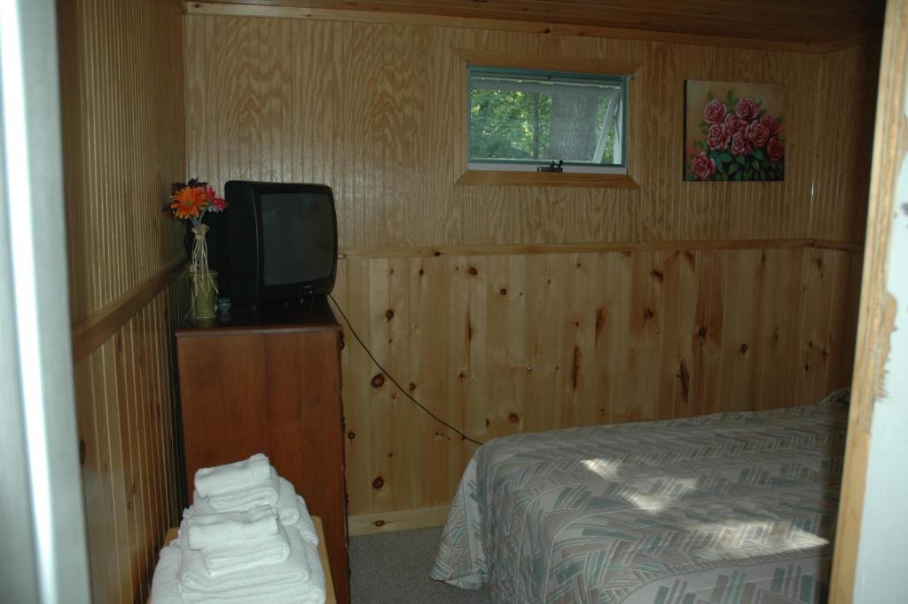 Channel Waterfront Cottages Вейрс-Бич Номер фото